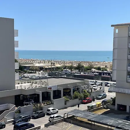 Bright Flat With Terrace Overlooking The Sea شقة